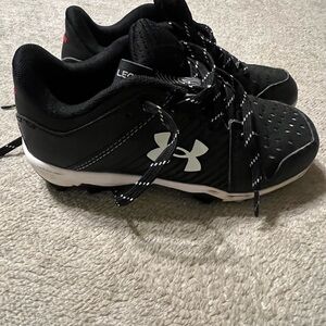 Under Armour Black and White Sneakers Sleek Athletic Design